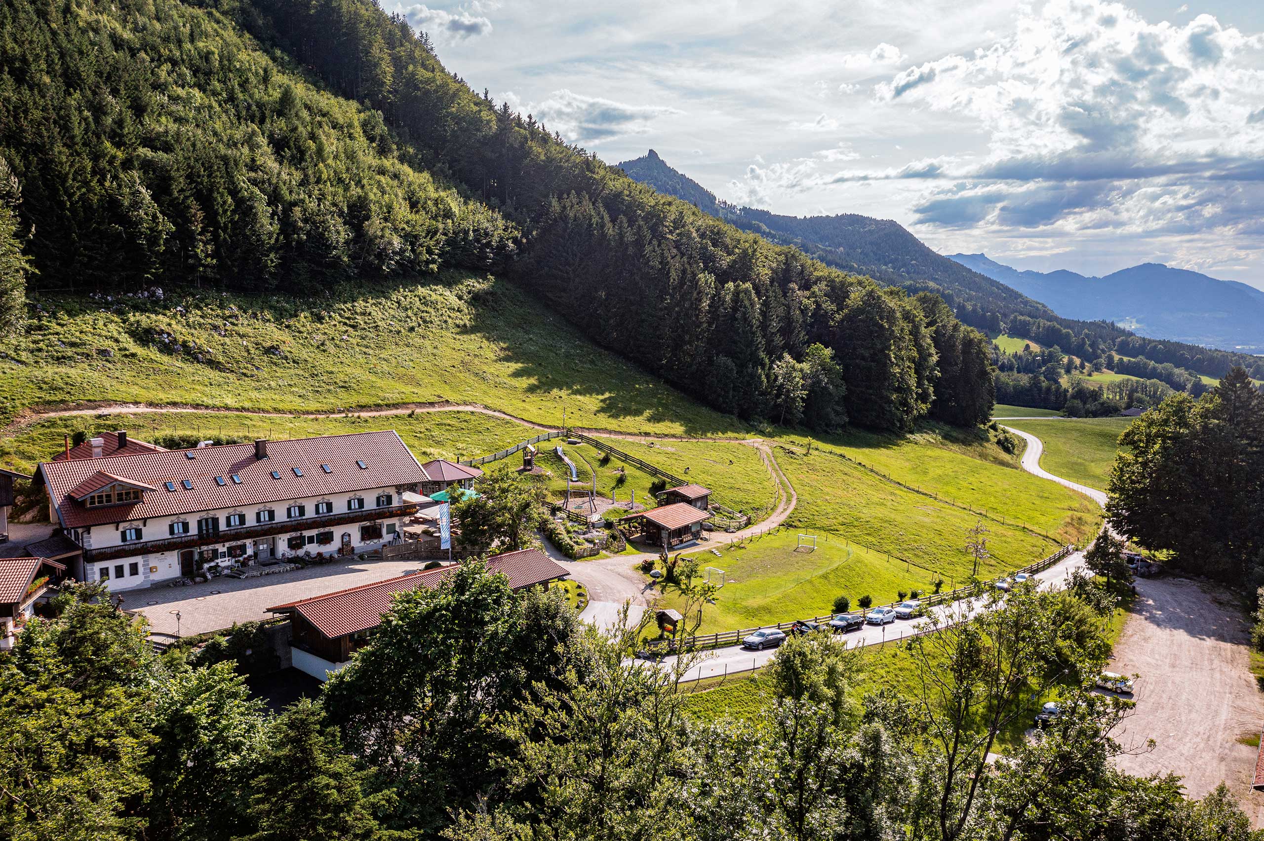 drohnenaufnahme-duftbraeu-und-wirtshaus-am-samerberg drohnenaufnahme-duftbraeu-und-wirtshaus-am-samerberg