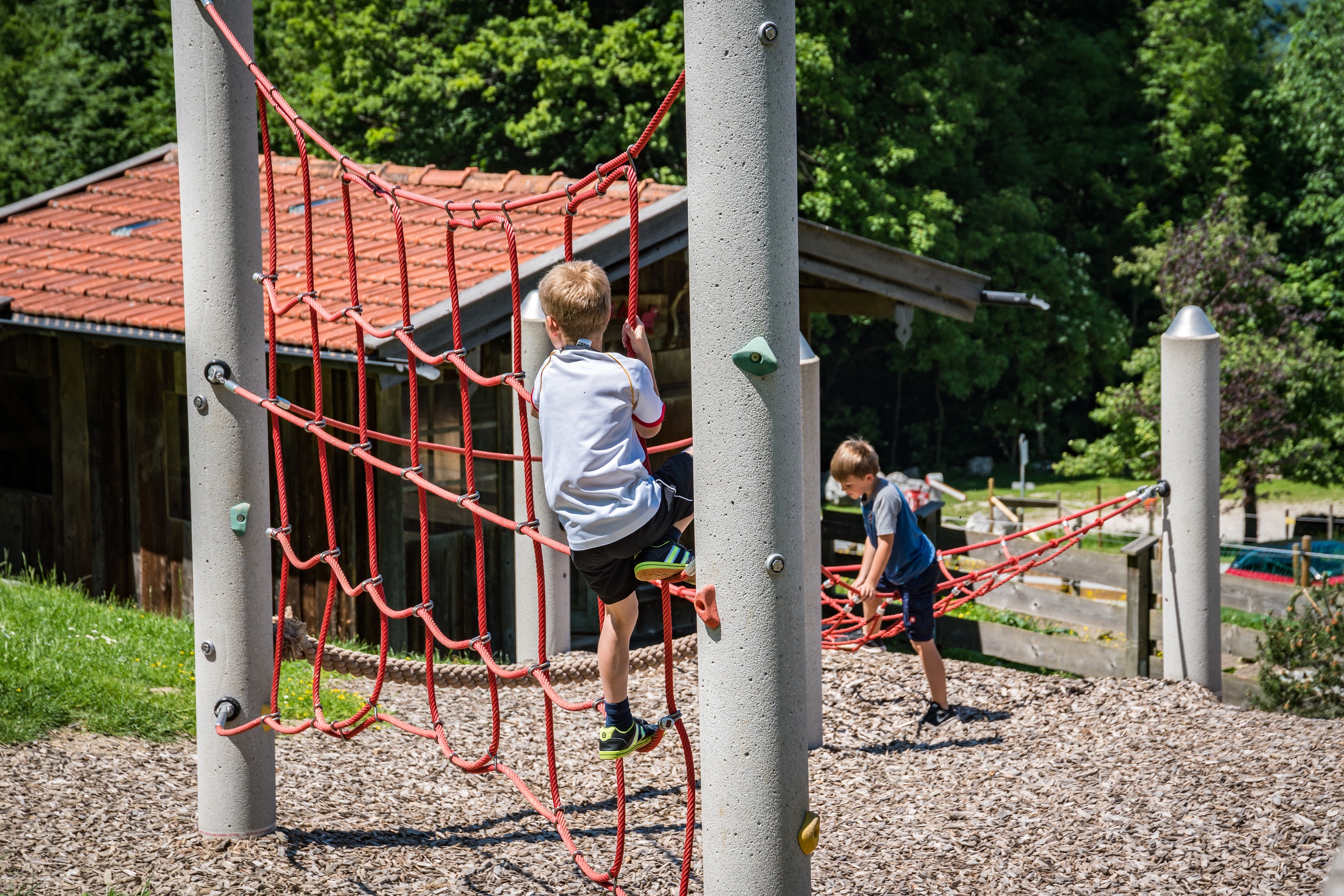 Kinder spielen am Rosenheim Gasthof