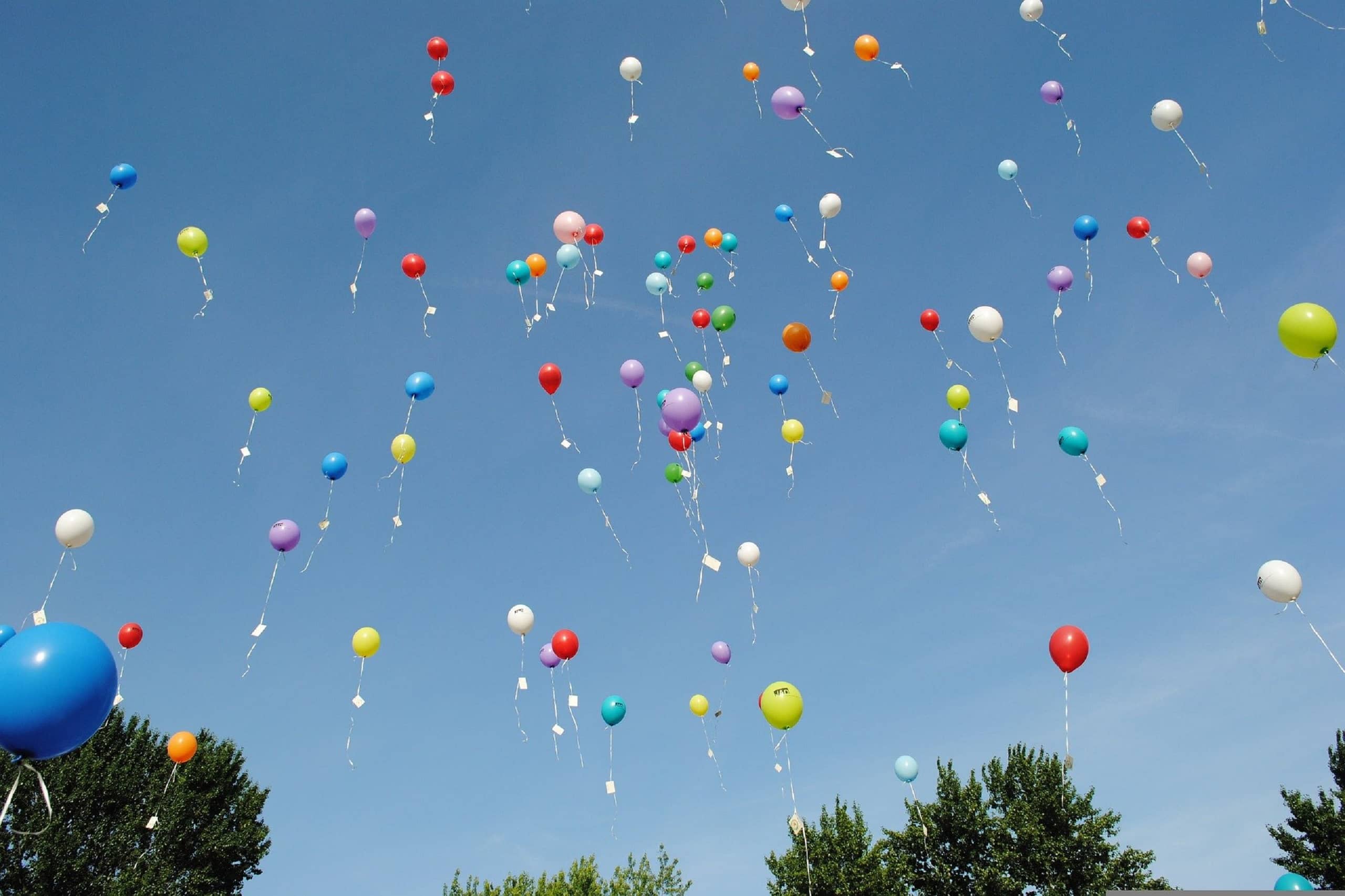 Luftballons fliegen in den Himmel im Samerberg Hotel