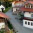 Blick auf das Hotel und den Stadl vom Duftbräu im Sommer